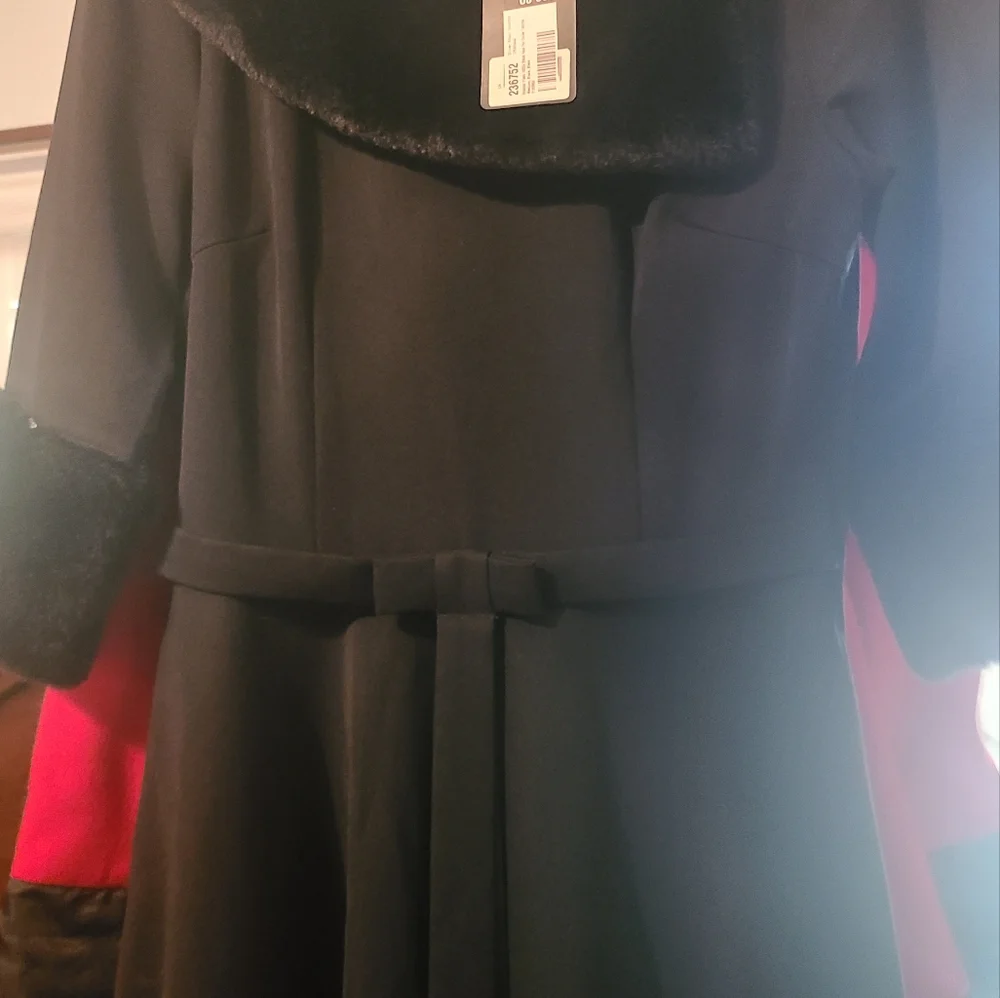 Black dress - Picture 3 of 5